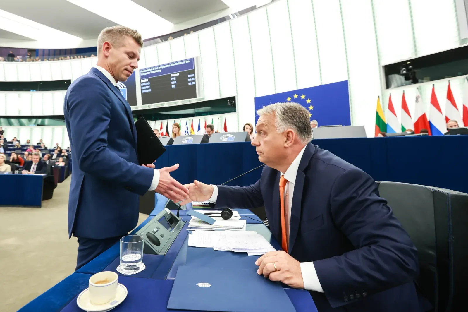 Viktor Orbán strângând mâna unui oficial în Parlamentul European.