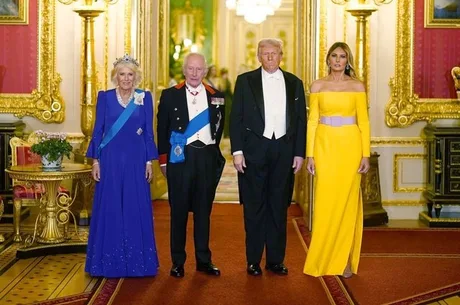 Regele Charles al III-lea și Donald Trump la o ceremonie oficială.