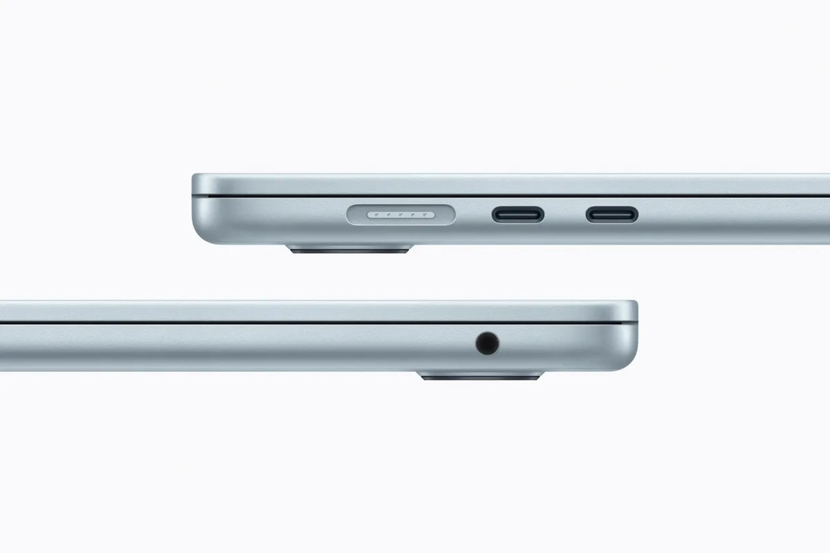Detalii ale porturilor și designului laptopului MacBook Air M5.