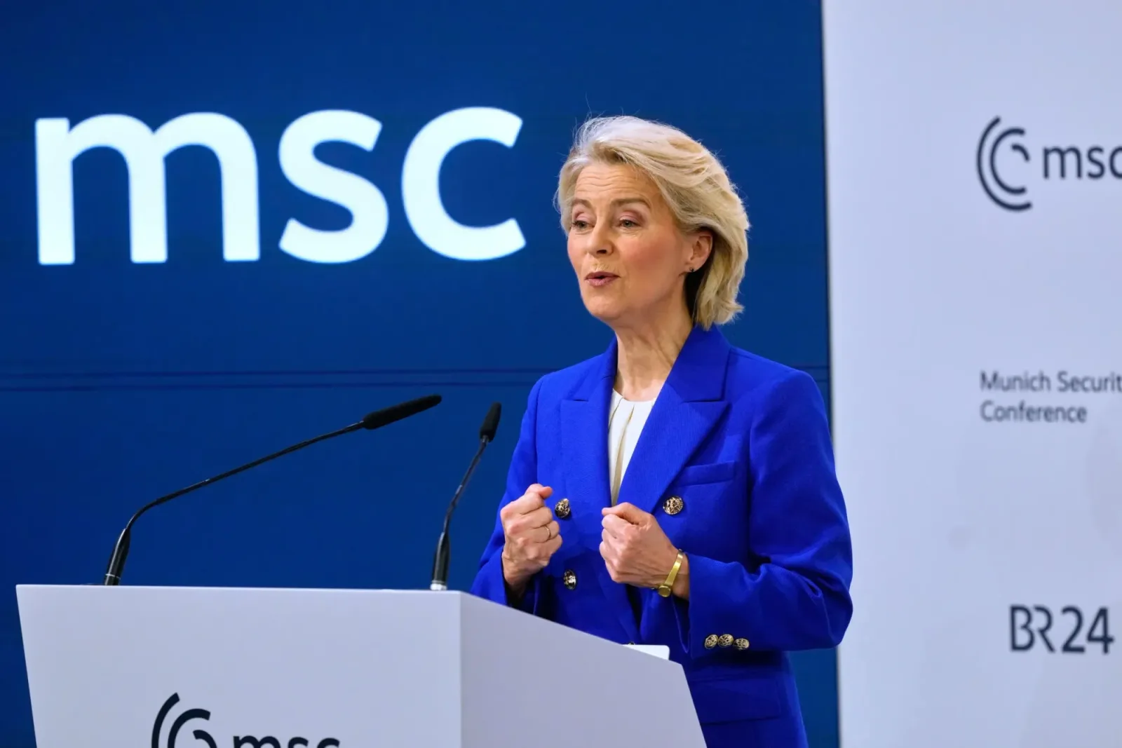 Ursula von der Leyen discutând despre apărarea Ucrainei.