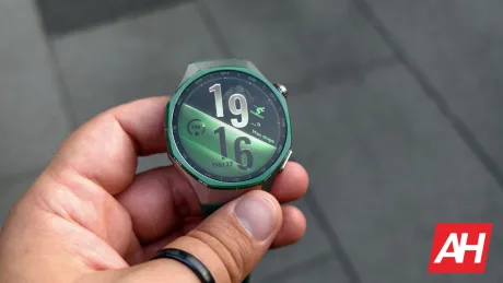 Un smartwatch modern cu un design elegant și un ecran colorat.