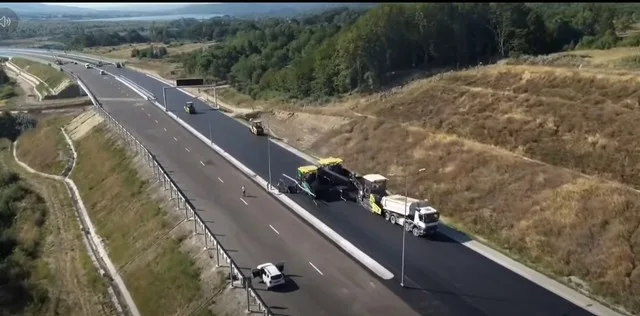 Lucrări de asfaltare pe tronsonul experimental al autostrăzii Sibiu–Pitești.