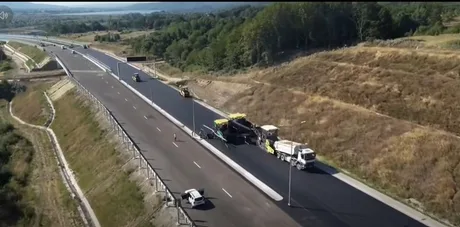 Lucrări de asfaltare pe tronsonul experimental al autostrăzii Sibiu–Pitești.
