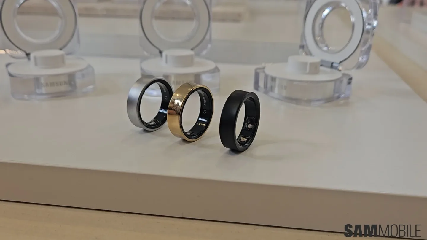 Galaxy Ring 2 expus pe un suport, evidențiind designul elegant și modern.