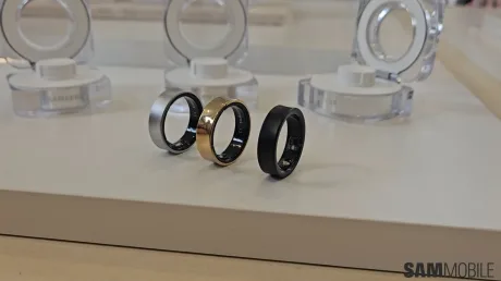 Galaxy Ring 2 expus pe un suport, evidențiind designul elegant și modern.