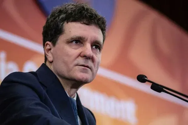 Mihai Chirică discută despre criza politică și necesitatea dialogului între partide.