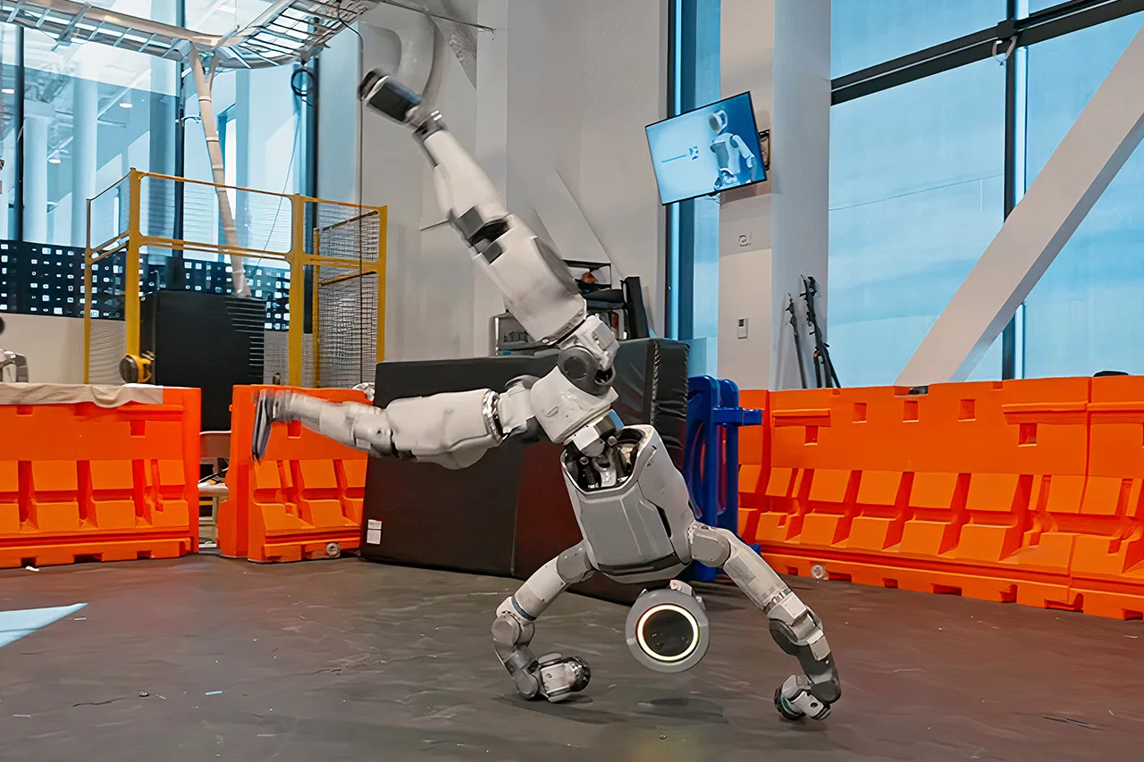 Robotul Atlas execută un salt acrobatic impresionant înainte de a trece la utilizarea industrială.