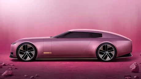 Model de mașină futuristă pe fundal roz, cu un design elegant și modern.