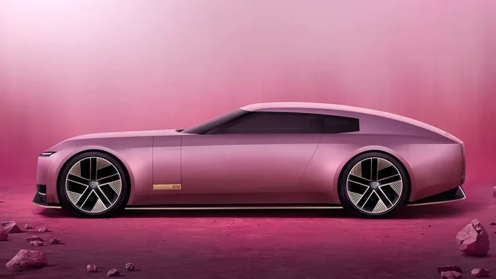 Model de mașină futuristă pe fundal roz, cu un design elegant și modern.
