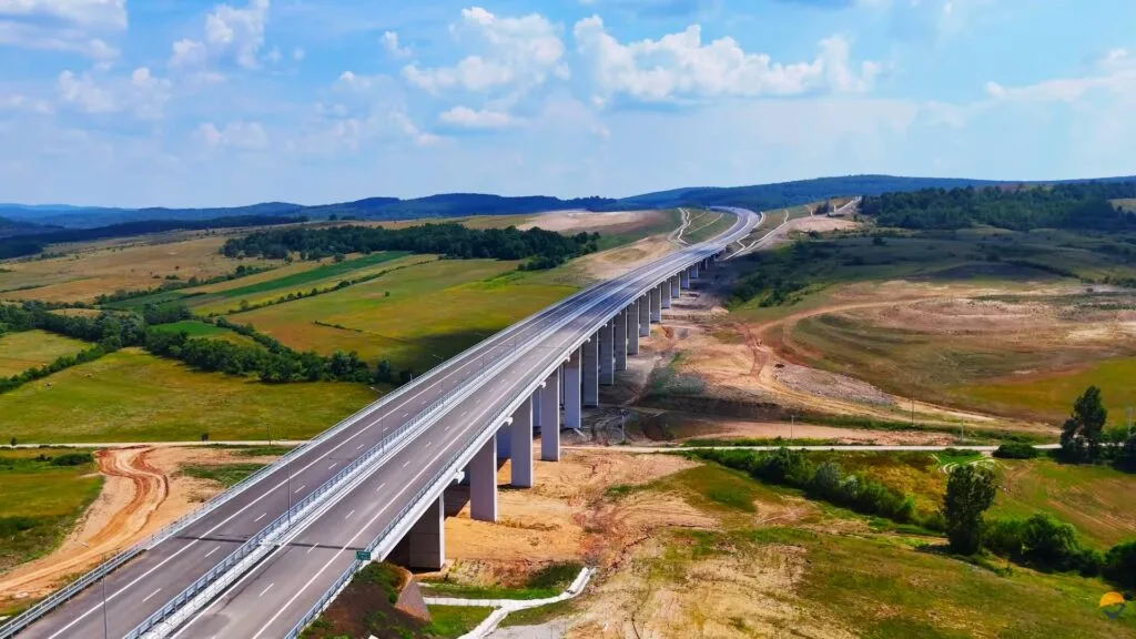 Tronson nou de autostradă între Zimbor și Poarta Sălajului, cu peisaj verde în jur.