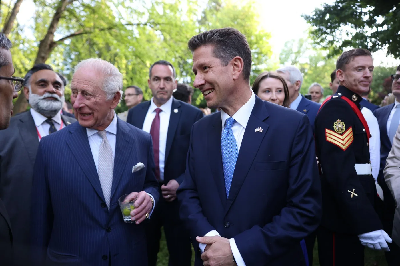Regele Charles al III-lea și ambasadorul Christian Turner la un eveniment oficial.