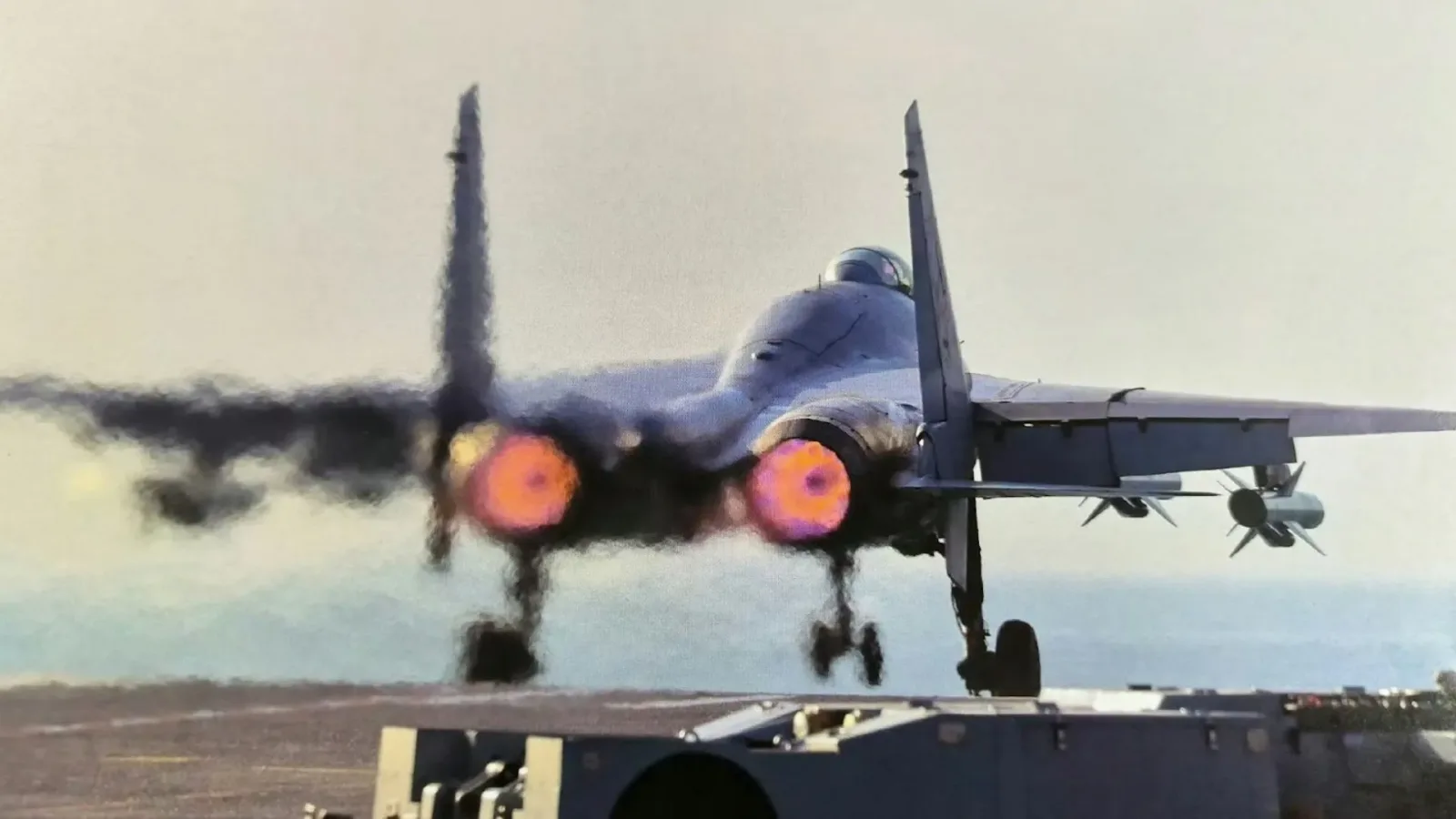 Avion J-15T decolând de pe portavionul Fujian cu rachete antinavă YJ-83K.
