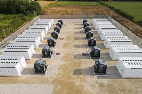 Baterii conectate la rețea pentru stocarea energiei.