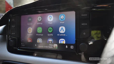Reproiectarea cardului media în Android Auto oferă controale mai accesibile.