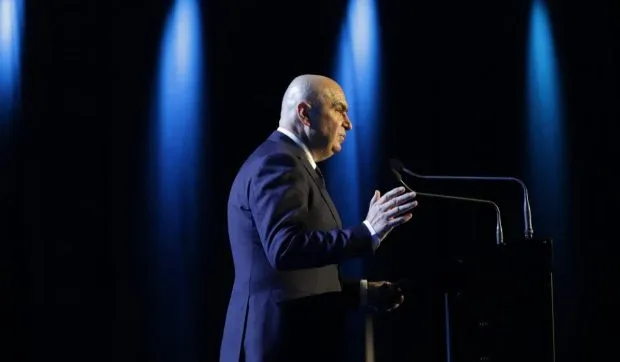 Ilie Bolojan discutând despre situația politică actuală din România.