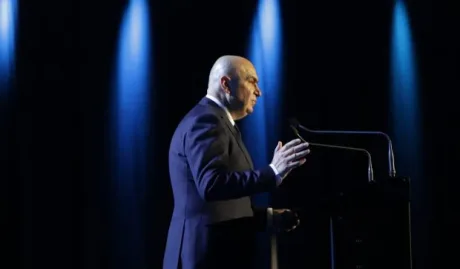 Ilie Bolojan discutând despre situația politică actuală din România.