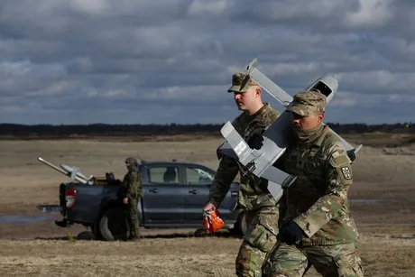 Soldați americani transportând drone Merops pentru interceptarea amenințărilor aeriene.