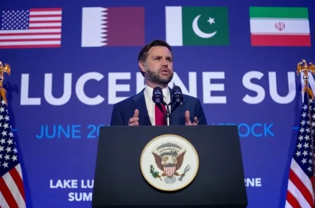 Vicepreședintele SUA discutând despre tensiunile comerciale cu Canada la un miting.