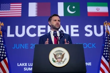 Vicepreședintele SUA discutând despre tensiunile comerciale cu Canada la un miting.