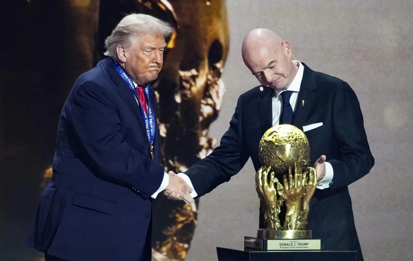 Controverse legate de premiul FIFA pentru Pace și implicarea politicienilor.