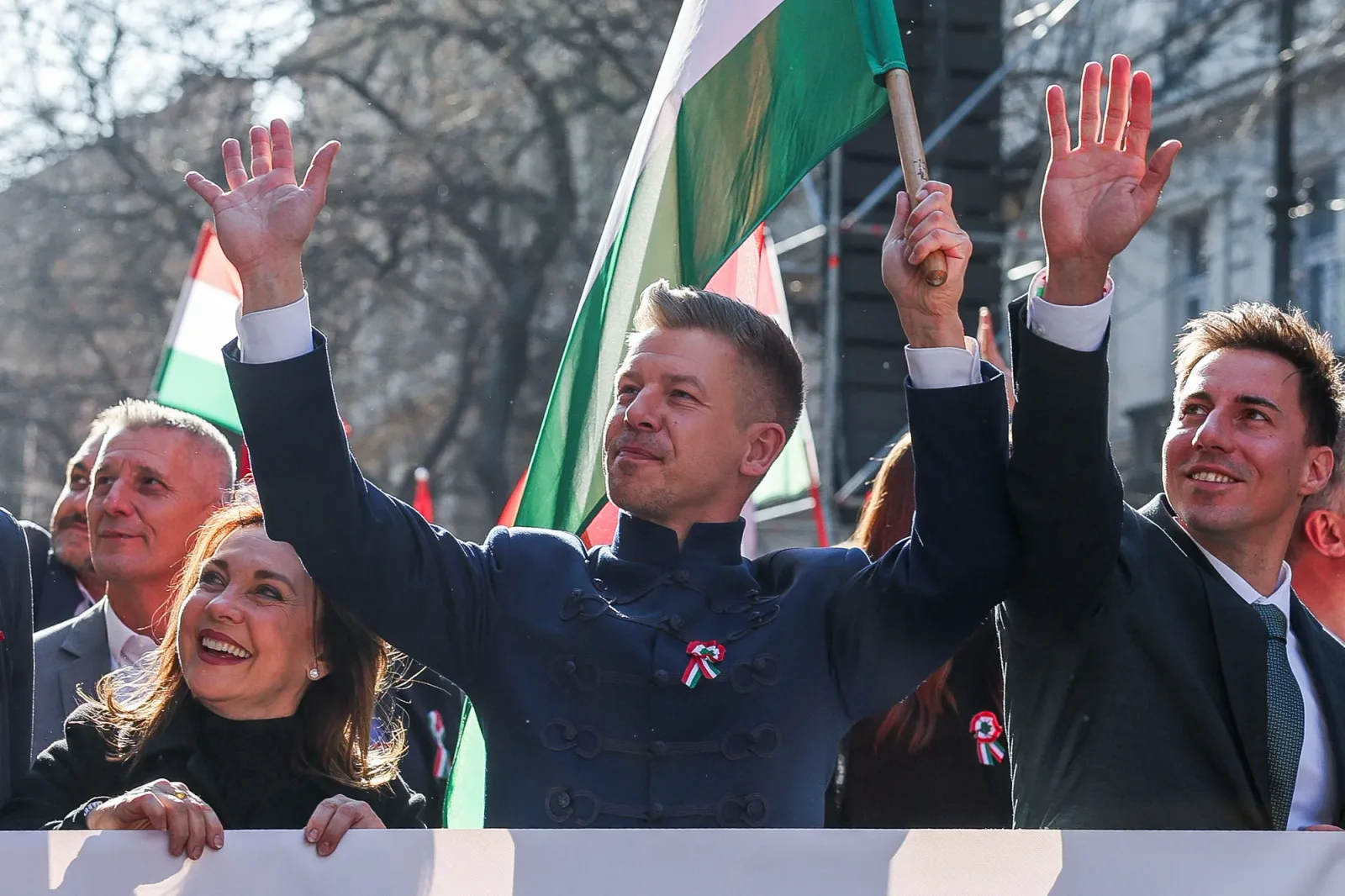 Peter Magyar salutând susținătorii la un miting electoral în Ungaria.