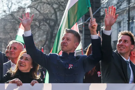 Peter Magyar salutând susținătorii la un miting electoral în Ungaria.