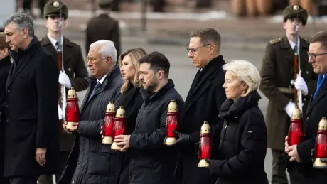 Ursula von der Leyen și lideri europeni la ceremonie solemnă.