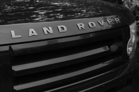 Sigla Land Rover pe un vehicul, simbol al industriei auto britanice.