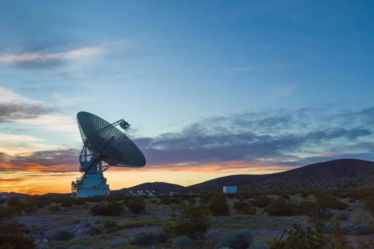 Antena DSS-14 la apus, în complexul Goldstone din California.