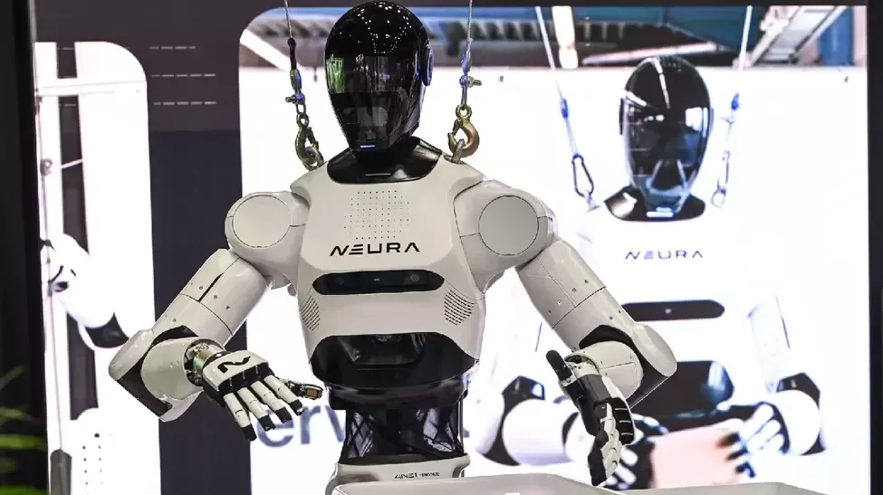 Robot umanoid NEURA în expoziție, evidențiind tehnologia avansată.