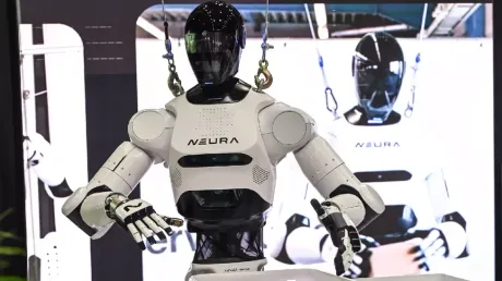 Robot umanoid NEURA în expoziție, evidențiind tehnologia avansată.