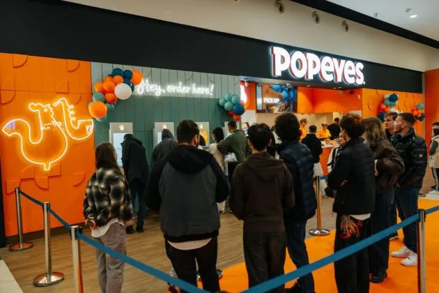 Clienți așteptând la deschiderea restaurantului Popeyes din Galați.