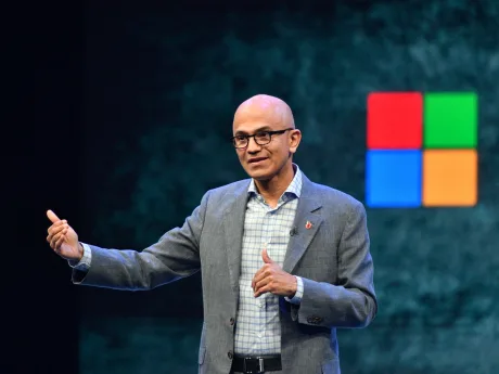 Directorul Microsoft discutând despre parteneriatul cu OpenAI la un eveniment tehnologic.