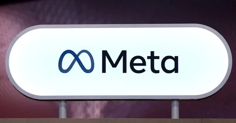 Logo-ul Meta pe un fundal modern, simbolizând compania.