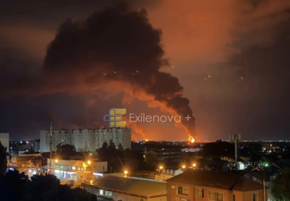 Fum gros se ridică deasupra orașului în urma unui atac nocturn.