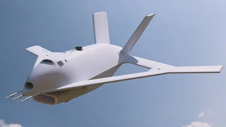 Drona experimentală X-65 în zbor, cu aripi triunghiulare și design avansat.