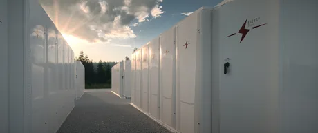 Baterii de stocare pentru energie, în peisaj natural, sub cer senin.