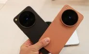 Două telefoane vivo X500, unul negru și unul maro, în mână.