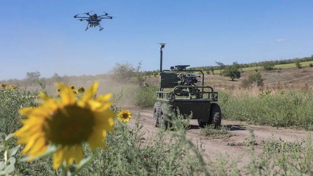 Roboți umanoizi militari testându-se în câmp deschis din Ucraina.