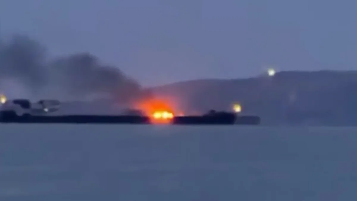 Nave în flacări pe fundalul mării, indicând atacuri navale recente.