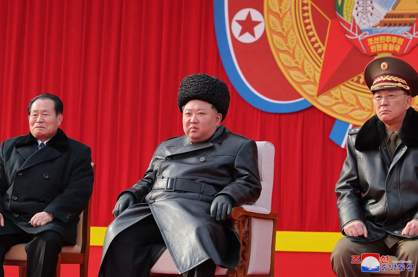 Kim Jong-un la o ceremonie oficială, înconjurat de oficiali nord-coreeni.