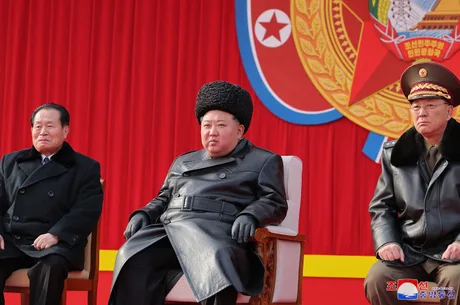 Kim Jong-un la o ceremonie oficială, înconjurat de oficiali nord-coreeni.