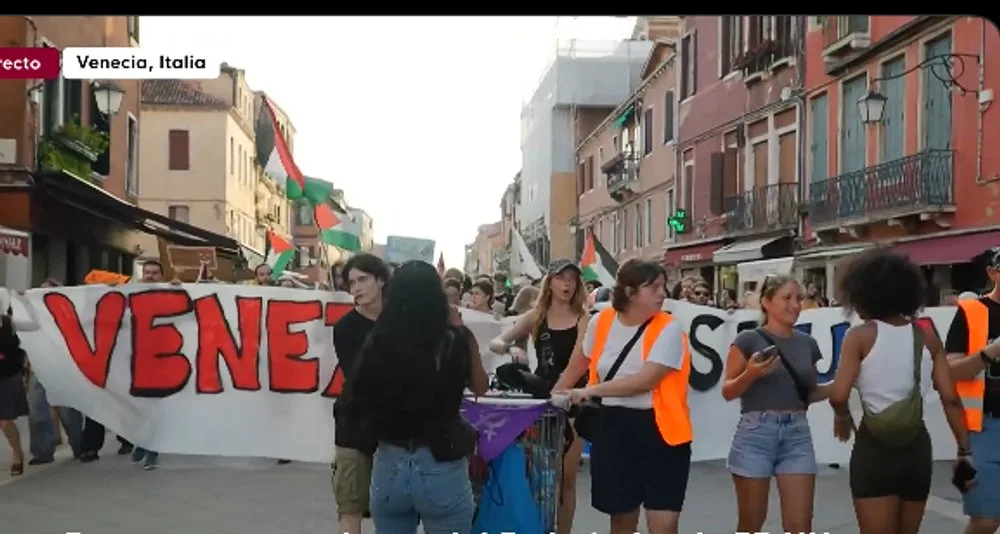 Protestatari la Veneția, cerând oprirea turismului de lux și criticând ambasadorul SUA.