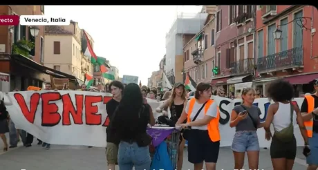 Protestatari la Veneția, cerând oprirea turismului de lux și criticând ambasadorul SUA.