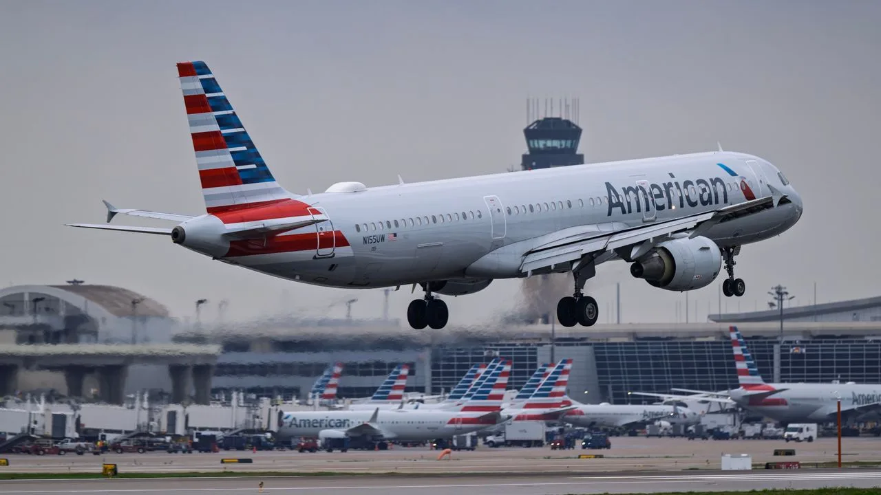 Aeronave de pasageri decolând de pe un aeroport american.