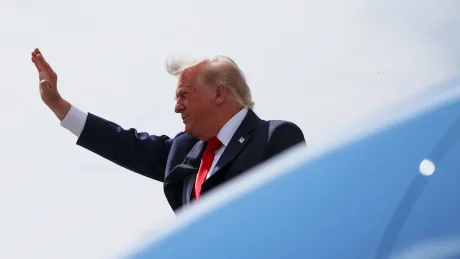 Donald Trump salută în timpul unei întâlniri oficiale.