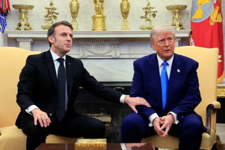 Trump și Macron discutând în biroul oval, atmosferă diplomatică.