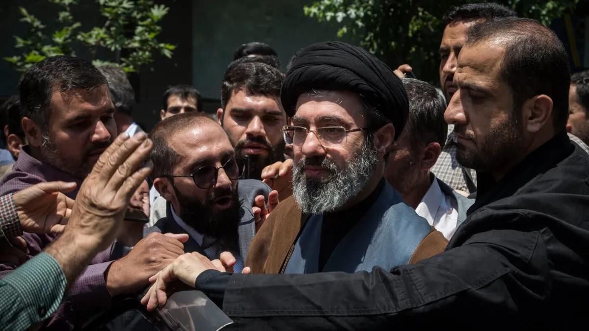 Mojtaba Khamenei înconjurat de susținători la anunțul său oficial.