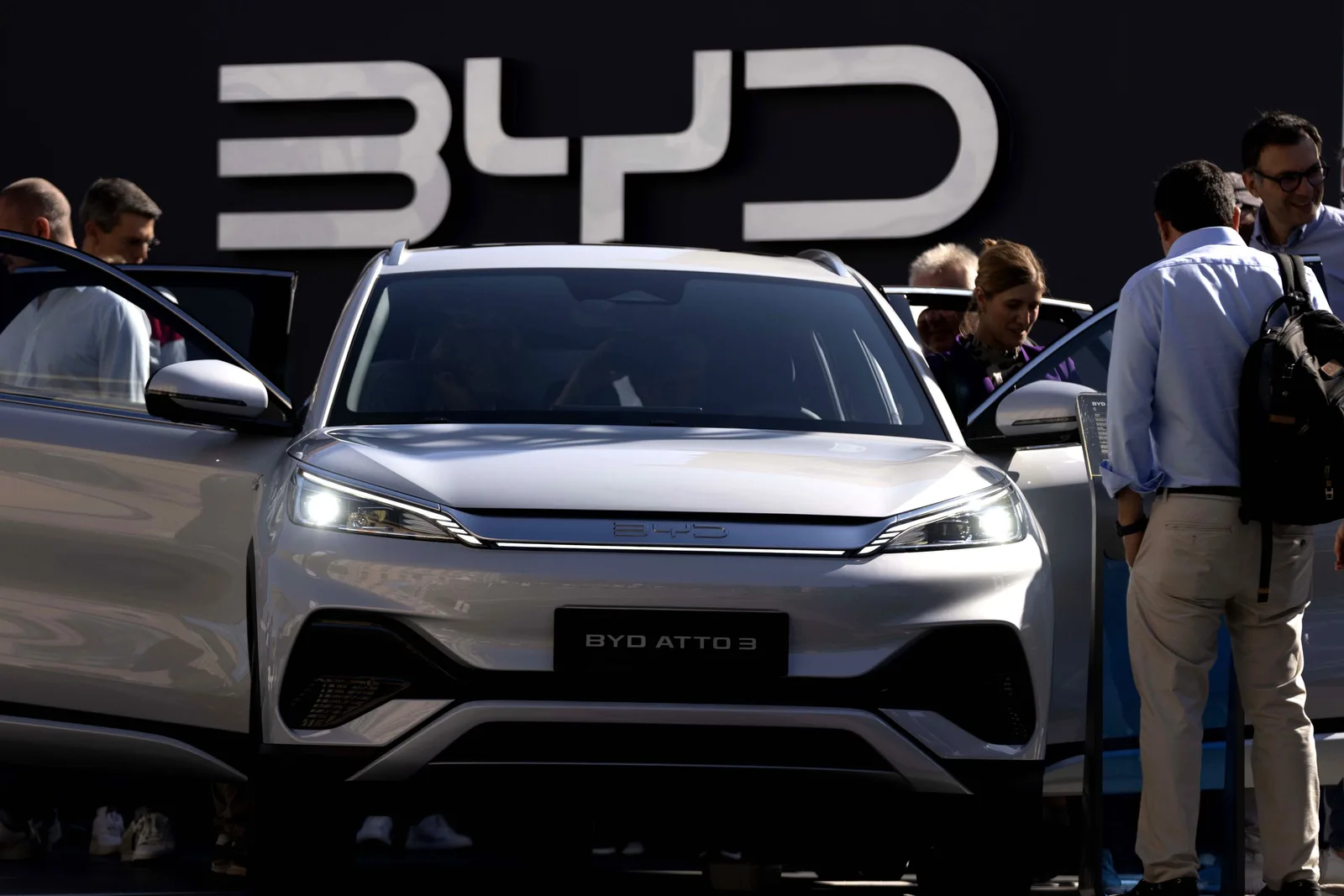 Vehicul electric BYD expus la un eveniment, cu oameni admirându-l.