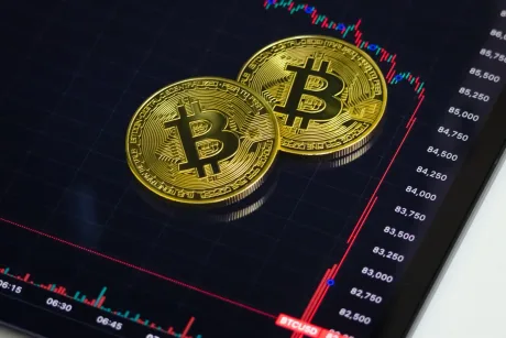 Bitcoin a scăzut sub 63.000 de dolari, afectând piața cripto.